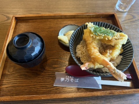 夢乃そばの海老天丼。えびの天ぷらが2本乗った丼と、味噌汁、たくあん。